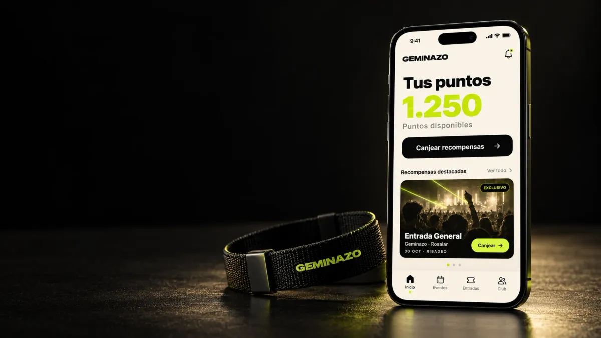 Pulsera NFC de Geminazo junto a la app con los puntos del club