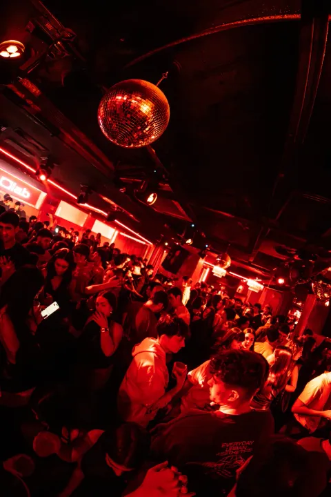 Sala llena con luces rojas